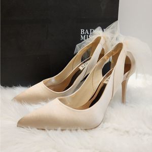 New Badgley Mischka Heels with lace Bow size 6